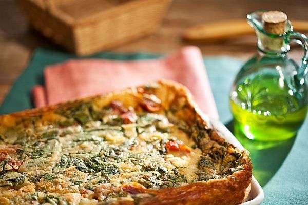 Torta de rúcula com tomate seco.