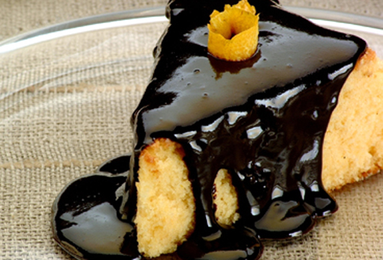 Bolo de laranja com calda de chocolate.