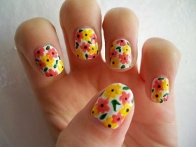 Unhas, estampas florais.