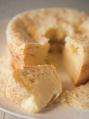 Pão de queijo gigante.