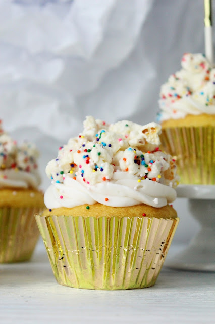 Cupcake e pipoca para festa junina.