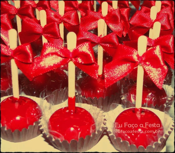 Docinho festa, maça de amor falsa.