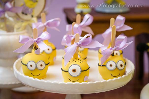 Meninas com tema Minions.