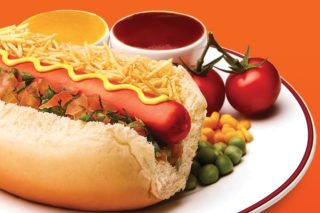 Delicioso cachorro – quente servindo 50 pessoas.