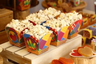 Decoração da mesa para uma festa junina