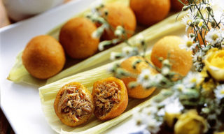 Bolinho de milho verde com recheio de frango