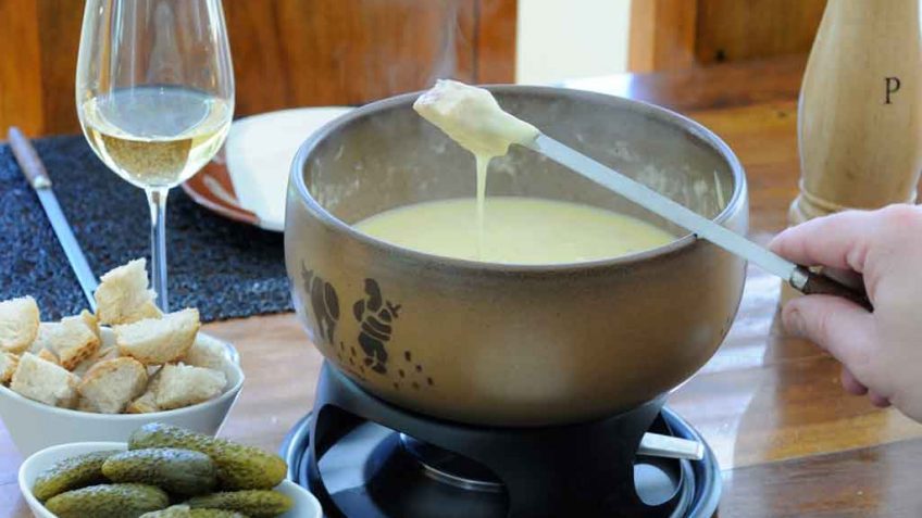 Fondue de queijo servindo 4 pessoas