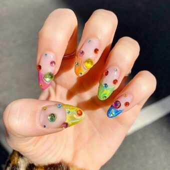 Unhas decoradas com tema carnavalesco