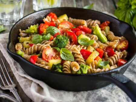 Macarrão com frango e legumes para 60 pessoas