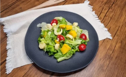 Salmão grelhado com ervas e salada servindo 10 pessoas.