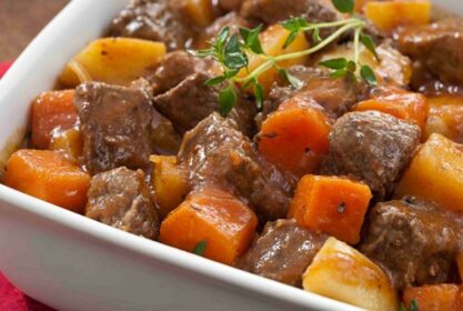 Picadinho de carne e legumes servindo 50 pessoas.