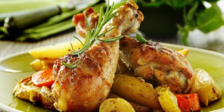 Frango assado com legumes servindo 50 pessoas