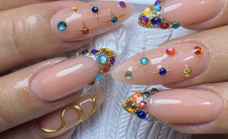 Unhas decoradas para seu baile de Carnaval